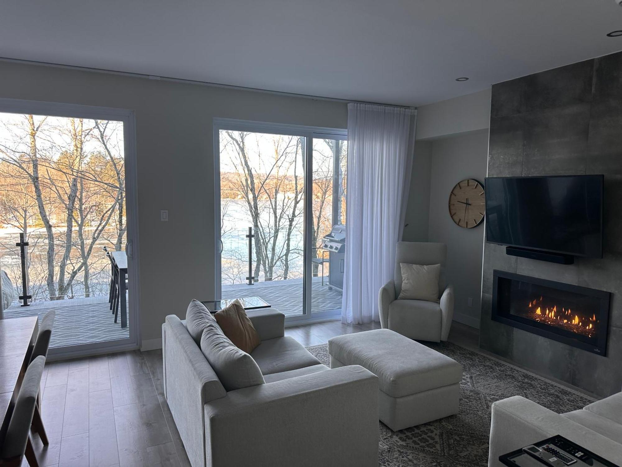 Le Riverain - Condo Neuf Au Bord De L'Eau Шауиниган Екстериор снимка